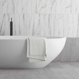 Calacatta Strip Bath