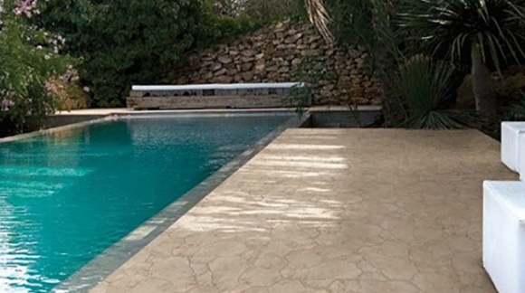 THE SWIMMING POOL, A VERY IMPORTANT CORNER IN THE GARDEN