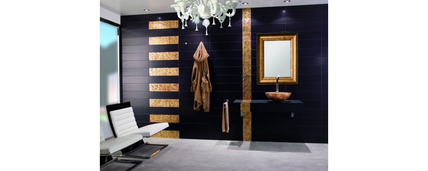 The bathroom, elegant even with dark colors.