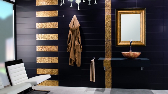 The bathroom, elegant even with dark colors.